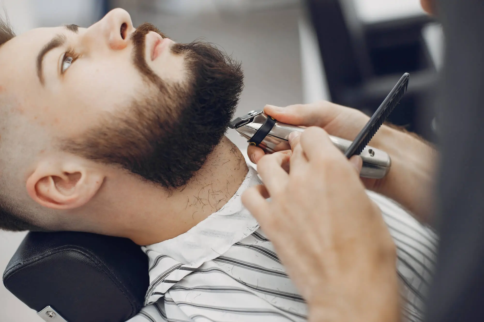 Corte degradê e barba completa no Studio 97